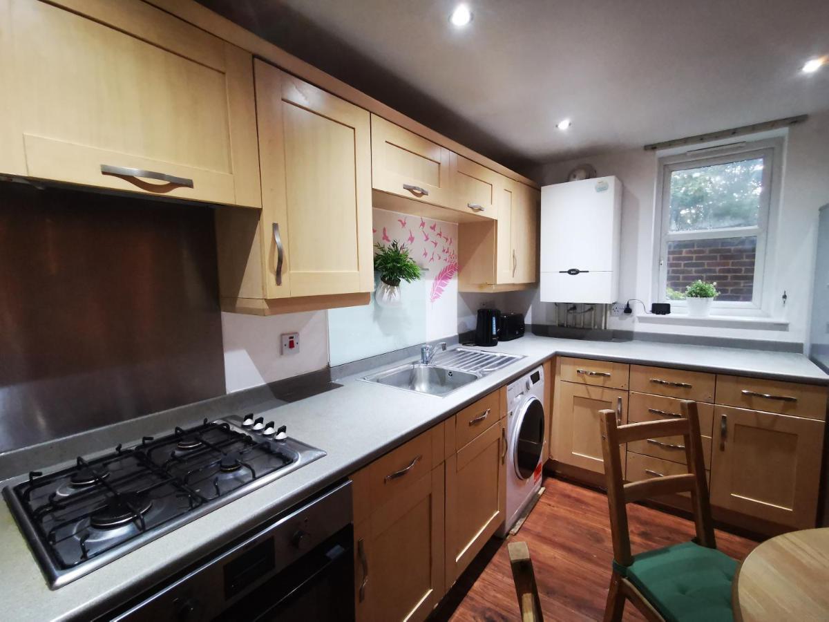 London 2 Bed 2 Bath Apartment Holiday Home - Free Parking - 3Min Walk To The Train Station - 19Min To London Liverpool Street 5Min To Victoria Line 1Gb Broadband Super Fast Internet Ground Floor 100S Of Shops Restaurants Bakeries 24-Hour Asda Superst Exteriör bild