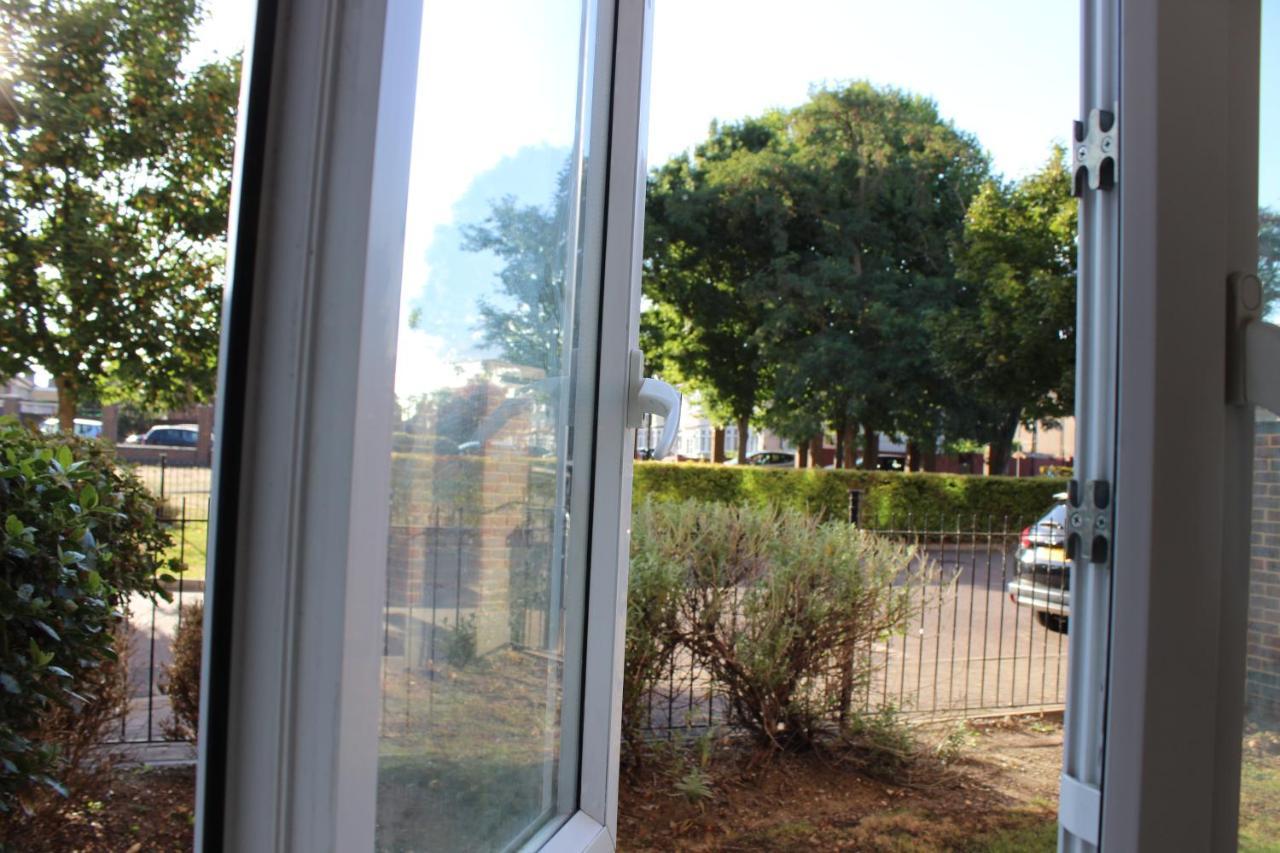 London 2 Bed 2 Bath Apartment Holiday Home - Free Parking - 3Min Walk To The Train Station - 19Min To London Liverpool Street 5Min To Victoria Line 1Gb Broadband Super Fast Internet Ground Floor 100S Of Shops Restaurants Bakeries 24-Hour Asda Superst Exteriör bild
