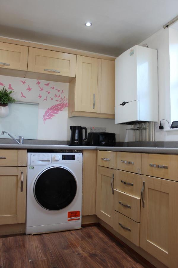 London 2 Bed 2 Bath Apartment Holiday Home - Free Parking - 3Min Walk To The Train Station - 19Min To London Liverpool Street 5Min To Victoria Line 1Gb Broadband Super Fast Internet Ground Floor 100S Of Shops Restaurants Bakeries 24-Hour Asda Superst Exteriör bild