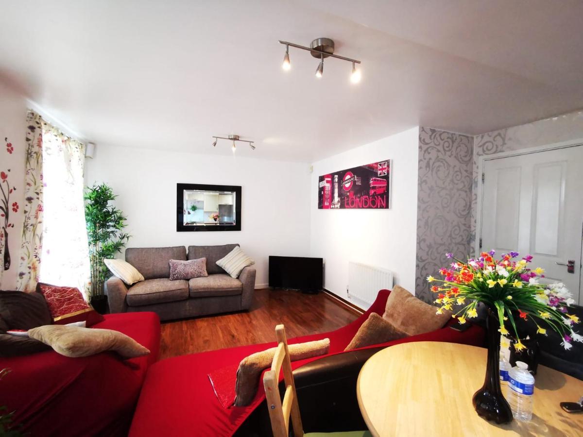 London 2 Bed 2 Bath Apartment Holiday Home - Free Parking - 3Min Walk To The Train Station - 19Min To London Liverpool Street 5Min To Victoria Line 1Gb Broadband Super Fast Internet Ground Floor 100S Of Shops Restaurants Bakeries 24-Hour Asda Superst Exteriör bild