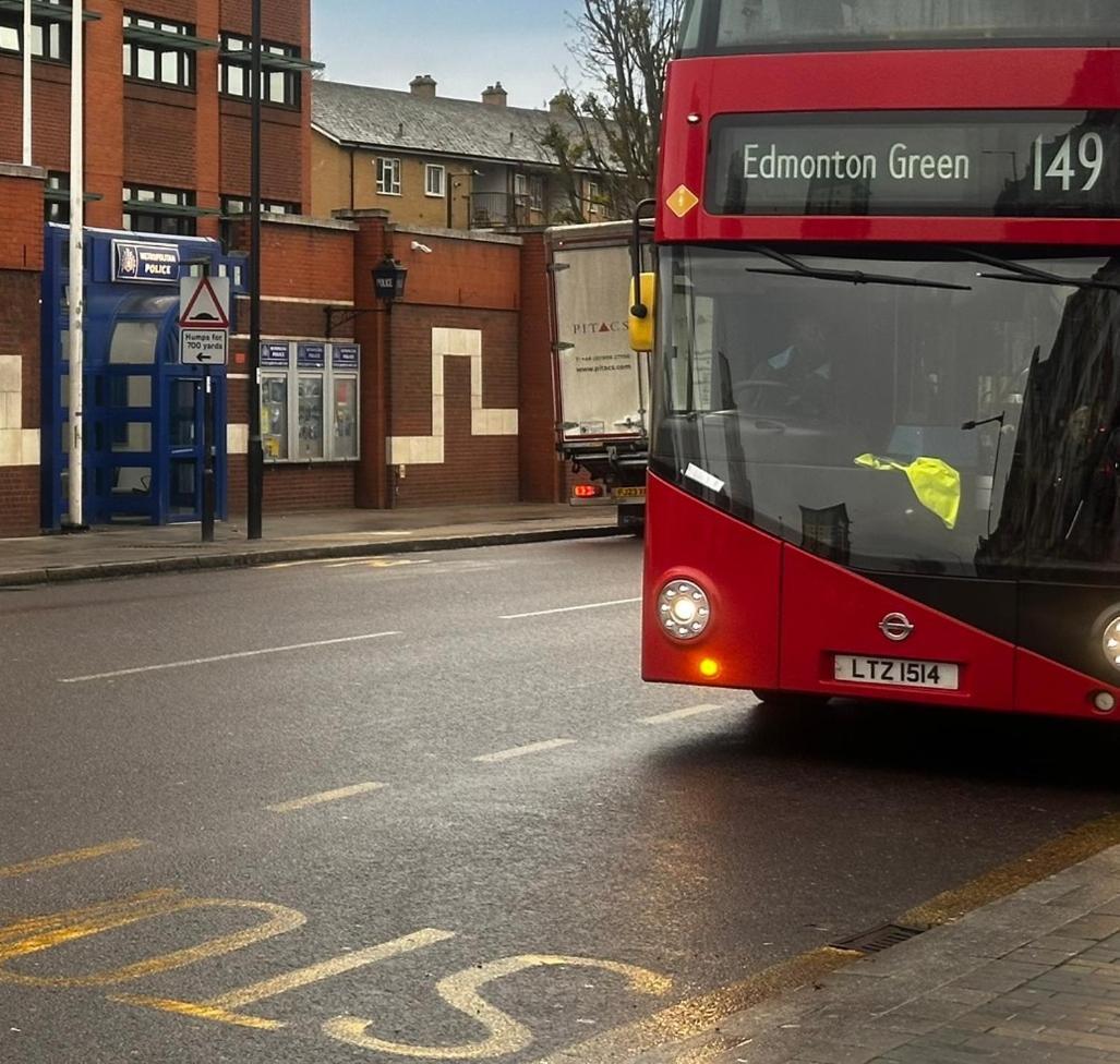London 2 Bed 2 Bath Apartment Holiday Home - Free Parking - 3Min Walk To The Train Station - 19Min To London Liverpool Street 5Min To Victoria Line 1Gb Broadband Super Fast Internet Ground Floor 100S Of Shops Restaurants Bakeries 24-Hour Asda Superst Exteriör bild