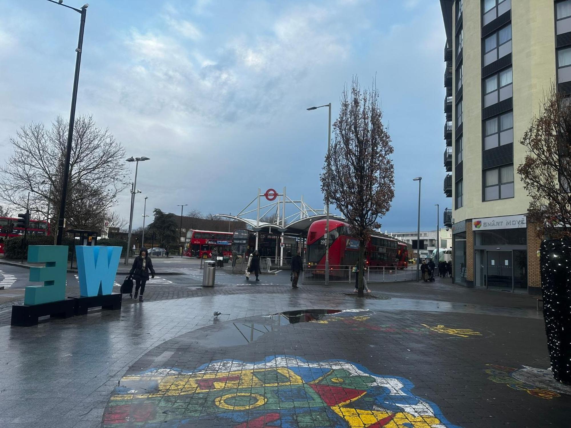 London 2 Bed 2 Bath Apartment Holiday Home - Free Parking - 3Min Walk To The Train Station - 19Min To London Liverpool Street 5Min To Victoria Line 1Gb Broadband Super Fast Internet Ground Floor 100S Of Shops Restaurants Bakeries 24-Hour Asda Superst Exteriör bild