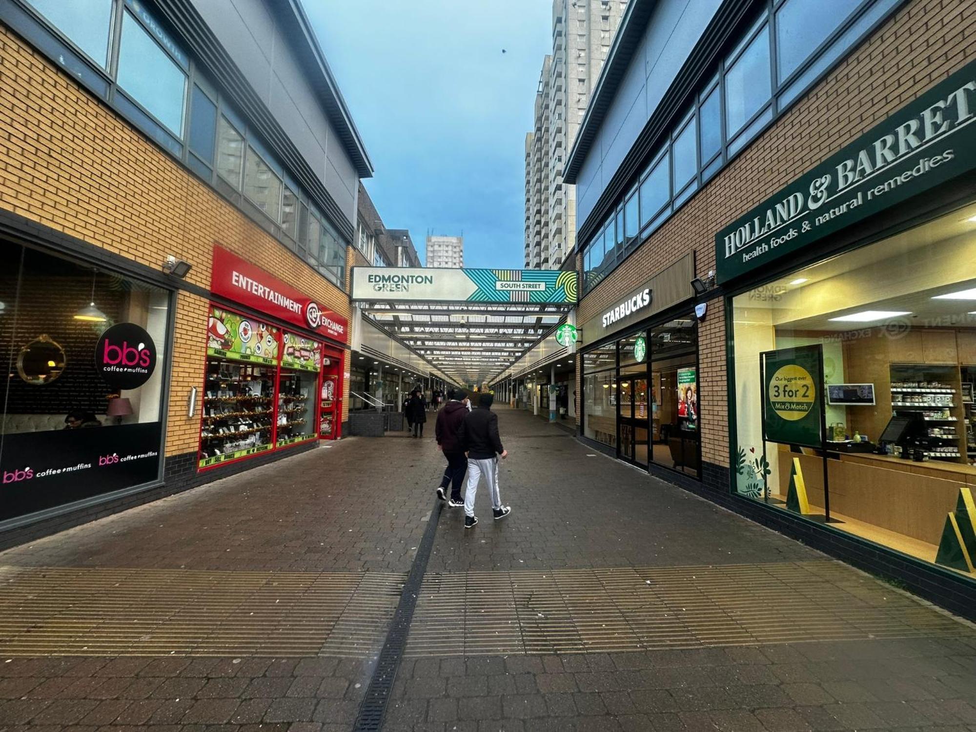 London 2 Bed 2 Bath Apartment Holiday Home - Free Parking - 3Min Walk To The Train Station - 19Min To London Liverpool Street 5Min To Victoria Line 1Gb Broadband Super Fast Internet Ground Floor 100S Of Shops Restaurants Bakeries 24-Hour Asda Superst Exteriör bild