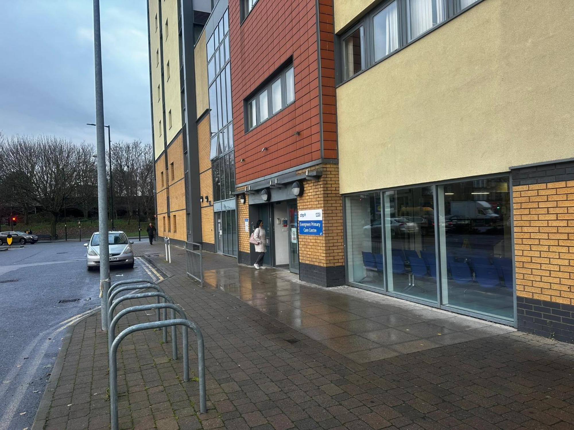 London 2 Bed 2 Bath Apartment Holiday Home - Free Parking - 3Min Walk To The Train Station - 19Min To London Liverpool Street 5Min To Victoria Line 1Gb Broadband Super Fast Internet Ground Floor 100S Of Shops Restaurants Bakeries 24-Hour Asda Superst Exteriör bild