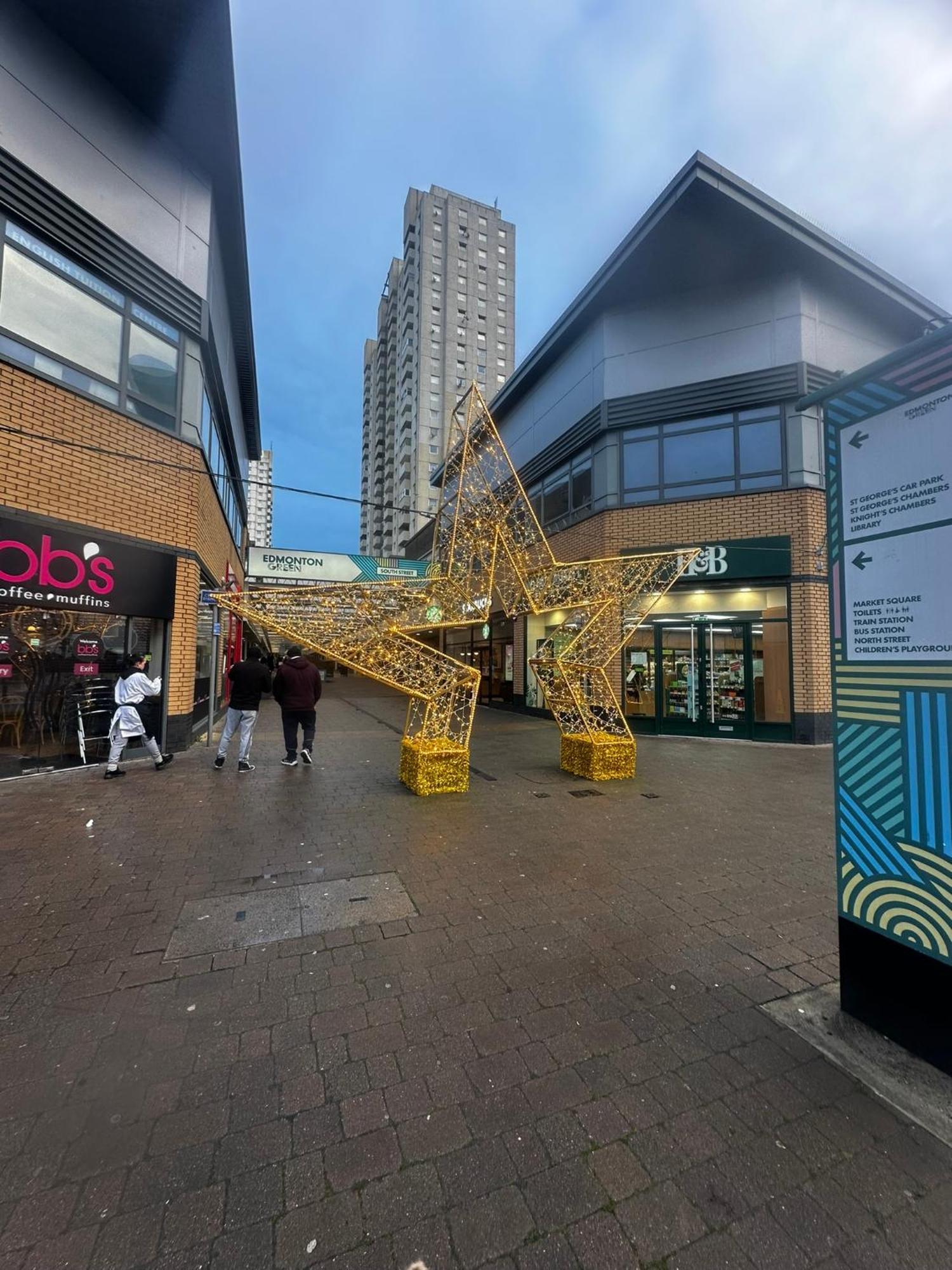 London 2 Bed 2 Bath Apartment Holiday Home - Free Parking - 3Min Walk To The Train Station - 19Min To London Liverpool Street 5Min To Victoria Line 1Gb Broadband Super Fast Internet Ground Floor 100S Of Shops Restaurants Bakeries 24-Hour Asda Superst Exteriör bild