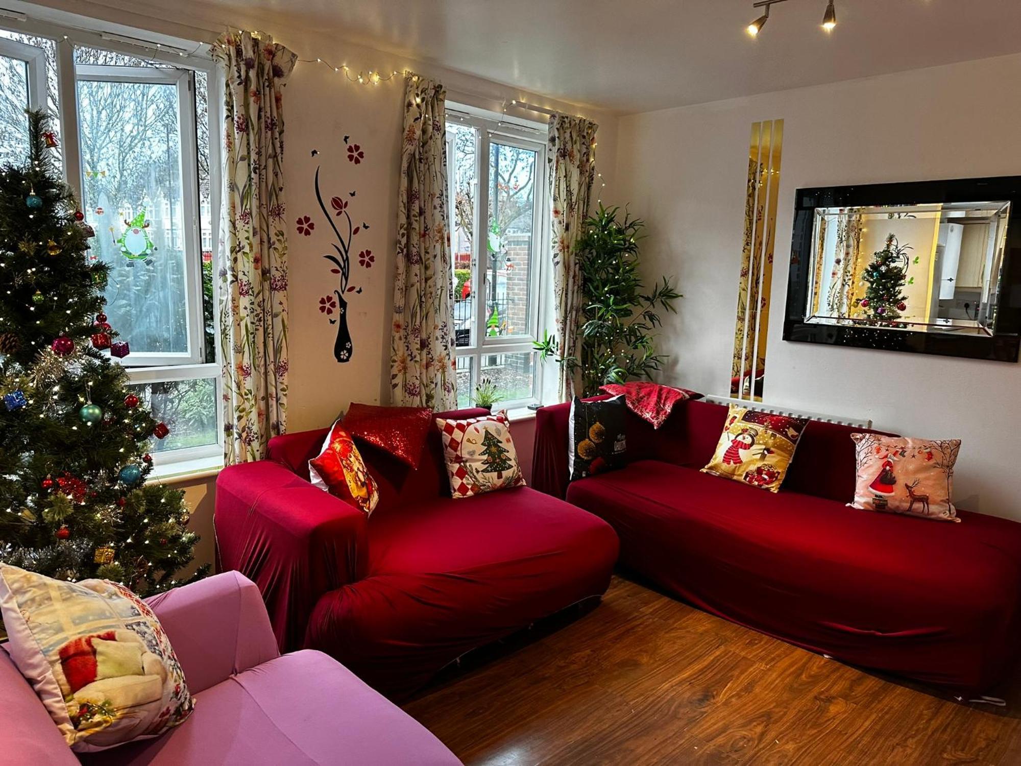 London 2 Bed 2 Bath Apartment Holiday Home - Free Parking - 3Min Walk To The Train Station - 19Min To London Liverpool Street 5Min To Victoria Line 1Gb Broadband Super Fast Internet Ground Floor 100S Of Shops Restaurants Bakeries 24-Hour Asda Superst Exteriör bild