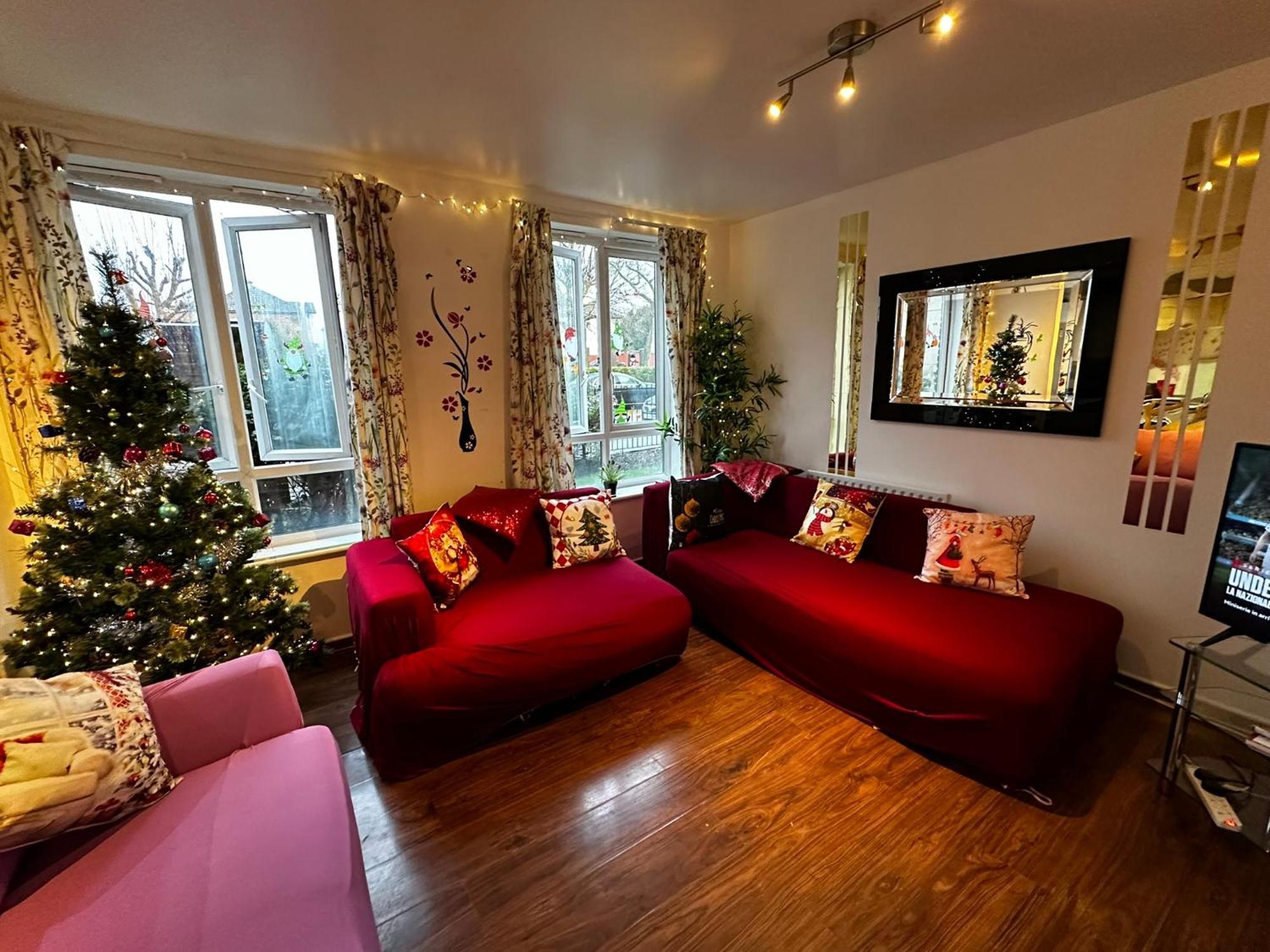 London 2 Bed 2 Bath Apartment Holiday Home - Free Parking - 3Min Walk To The Train Station - 19Min To London Liverpool Street 5Min To Victoria Line 1Gb Broadband Super Fast Internet Ground Floor 100S Of Shops Restaurants Bakeries 24-Hour Asda Superst Exteriör bild