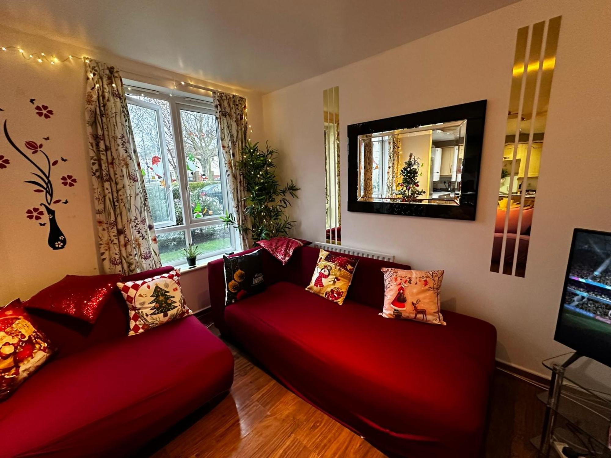 London 2 Bed 2 Bath Apartment Holiday Home - Free Parking - 3Min Walk To The Train Station - 19Min To London Liverpool Street 5Min To Victoria Line 1Gb Broadband Super Fast Internet Ground Floor 100S Of Shops Restaurants Bakeries 24-Hour Asda Superst Exteriör bild