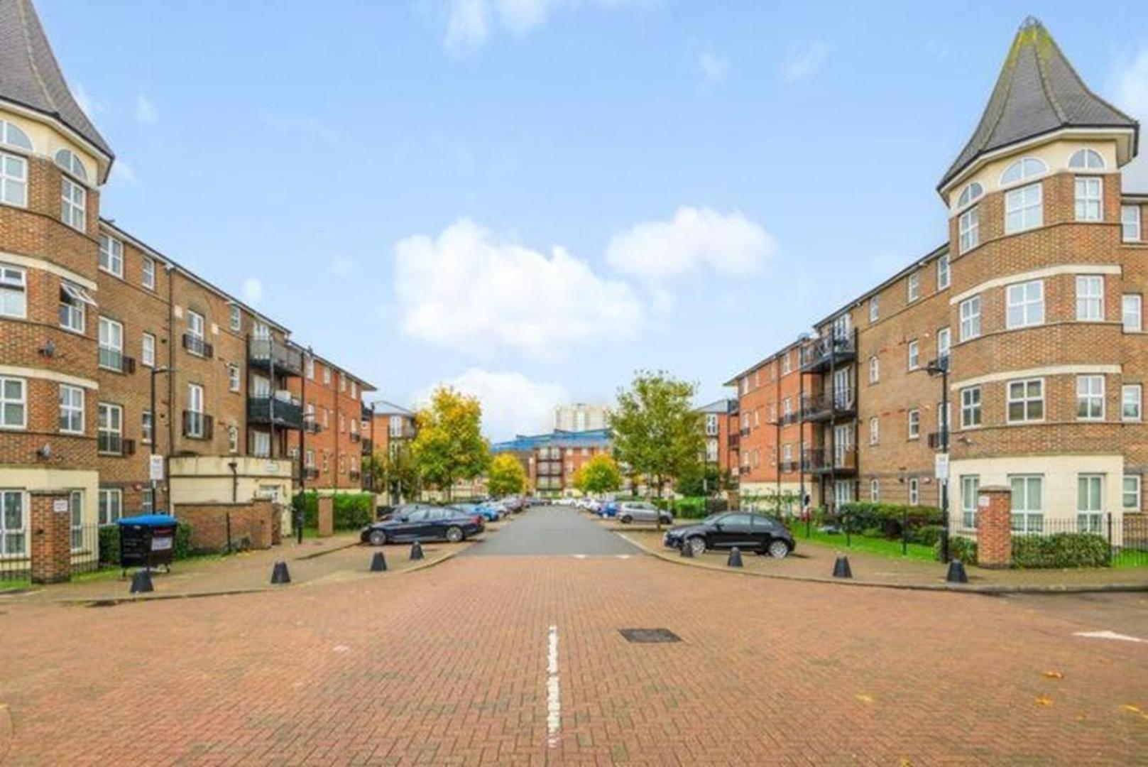 London 2 Bed 2 Bath Apartment Holiday Home - Free Parking - 3Min Walk To The Train Station - 19Min To London Liverpool Street 5Min To Victoria Line 1Gb Broadband Super Fast Internet Ground Floor 100S Of Shops Restaurants Bakeries 24-Hour Asda Superst Exteriör bild