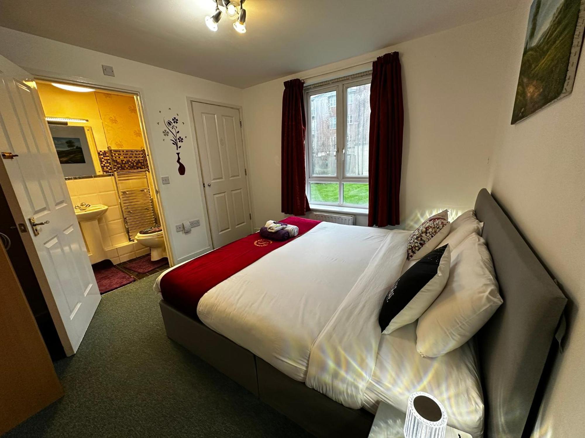 London 2 Bed 2 Bath Apartment Holiday Home - Free Parking - 3Min Walk To The Train Station - 19Min To London Liverpool Street 5Min To Victoria Line 1Gb Broadband Super Fast Internet Ground Floor 100S Of Shops Restaurants Bakeries 24-Hour Asda Superst Exteriör bild
