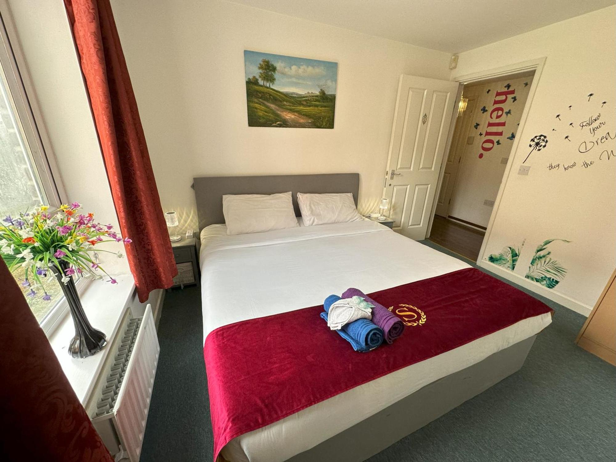 London 2 Bed 2 Bath Apartment Holiday Home - Free Parking - 3Min Walk To The Train Station - 19Min To London Liverpool Street 5Min To Victoria Line 1Gb Broadband Super Fast Internet Ground Floor 100S Of Shops Restaurants Bakeries 24-Hour Asda Superst Exteriör bild