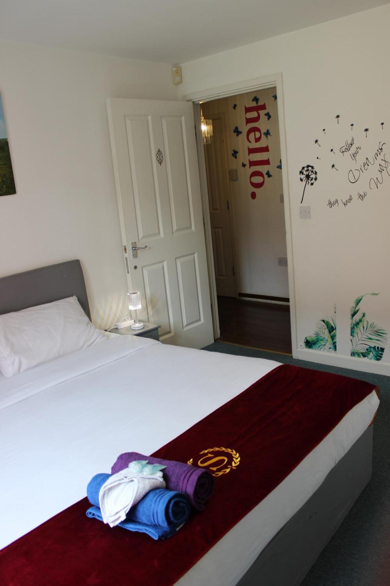 London 2 Bed 2 Bath Apartment Holiday Home - Free Parking - 3Min Walk To The Train Station - 19Min To London Liverpool Street 5Min To Victoria Line 1Gb Broadband Super Fast Internet Ground Floor 100S Of Shops Restaurants Bakeries 24-Hour Asda Superst Exteriör bild