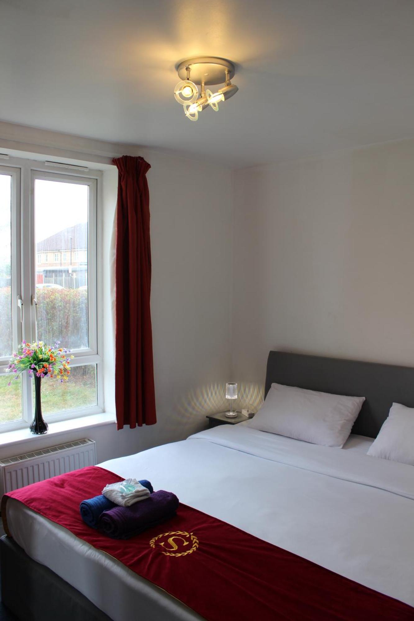 London 2 Bed 2 Bath Apartment Holiday Home - Free Parking - 3Min Walk To The Train Station - 19Min To London Liverpool Street 5Min To Victoria Line 1Gb Broadband Super Fast Internet Ground Floor 100S Of Shops Restaurants Bakeries 24-Hour Asda Superst Exteriör bild
