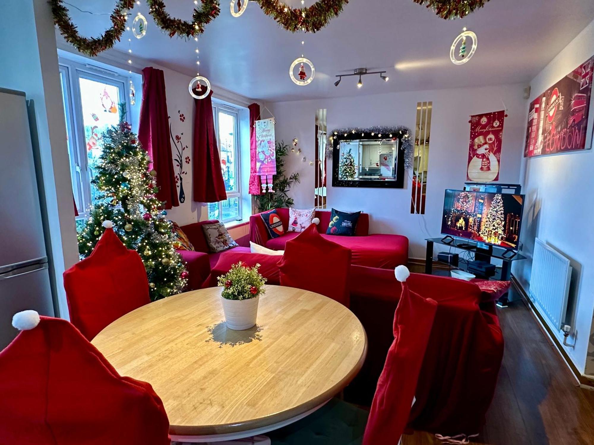 London 2 Bed 2 Bath Apartment Holiday Home - Free Parking - 3Min Walk To The Train Station - 19Min To London Liverpool Street 5Min To Victoria Line 1Gb Broadband Super Fast Internet Ground Floor 100S Of Shops Restaurants Bakeries 24-Hour Asda Superst Exteriör bild