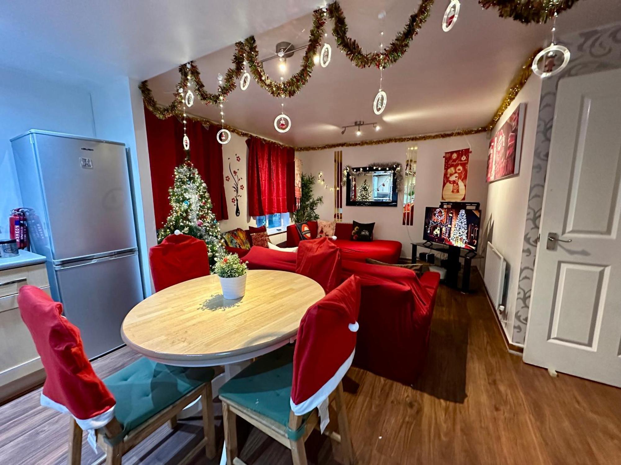 London 2 Bed 2 Bath Apartment Holiday Home - Free Parking - 3Min Walk To The Train Station - 19Min To London Liverpool Street 5Min To Victoria Line 1Gb Broadband Super Fast Internet Ground Floor 100S Of Shops Restaurants Bakeries 24-Hour Asda Superst Exteriör bild